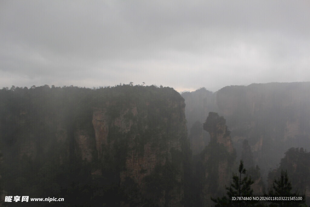 云雾缭绕的壮丽山峰