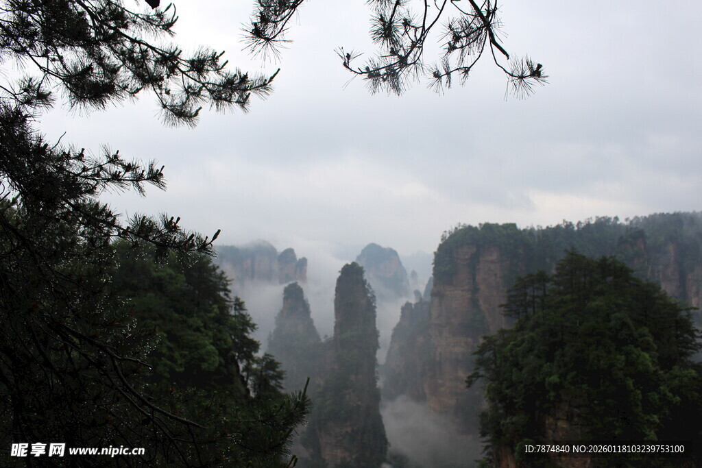 张家界奇峰云雾美景