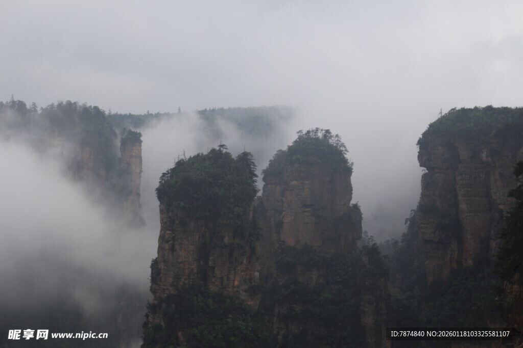 云雾缭绕的壮观山峰景色