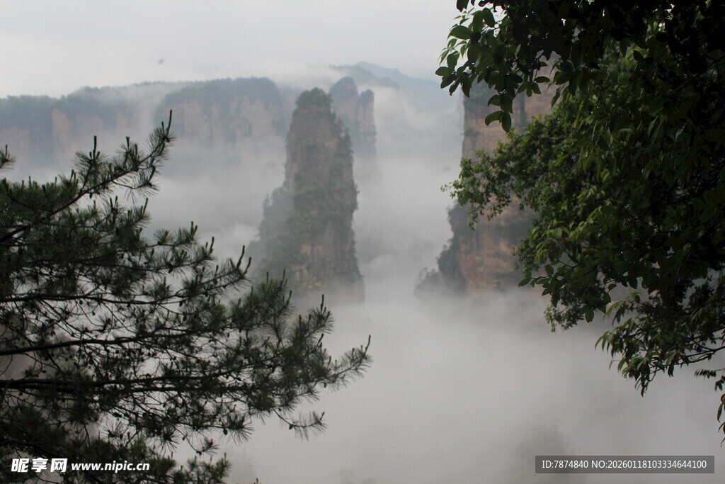 云雾缭绕的壮丽山峰景观