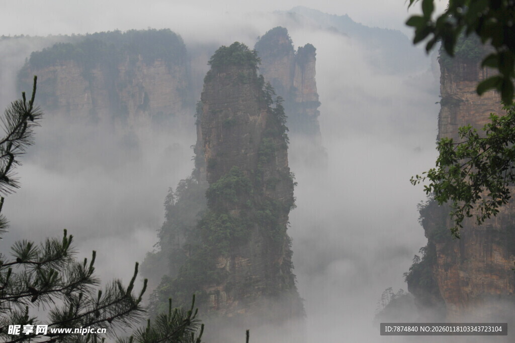 云雾缭绕的壮丽山峰