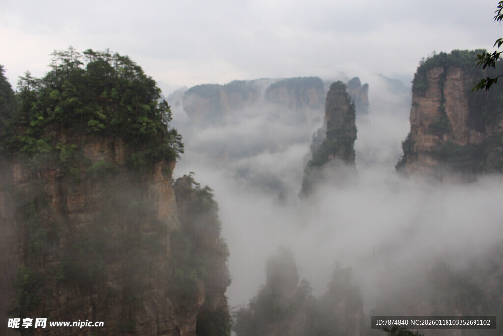 云雾缭绕的壮丽山峰景观