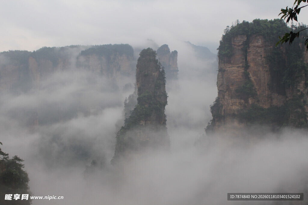 云雾缭绕的壮丽山峰