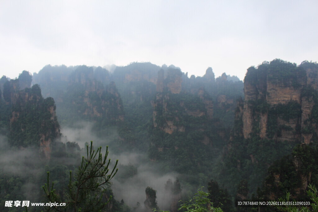 云雾缭绕的壮美山川景色