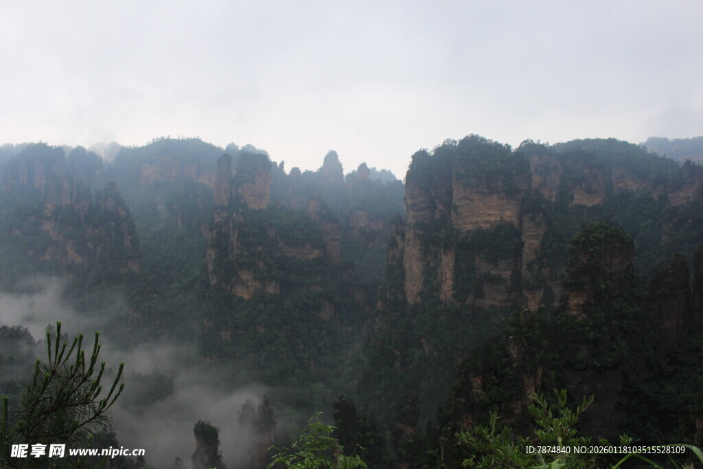 云雾缭绕的壮美山峦景色