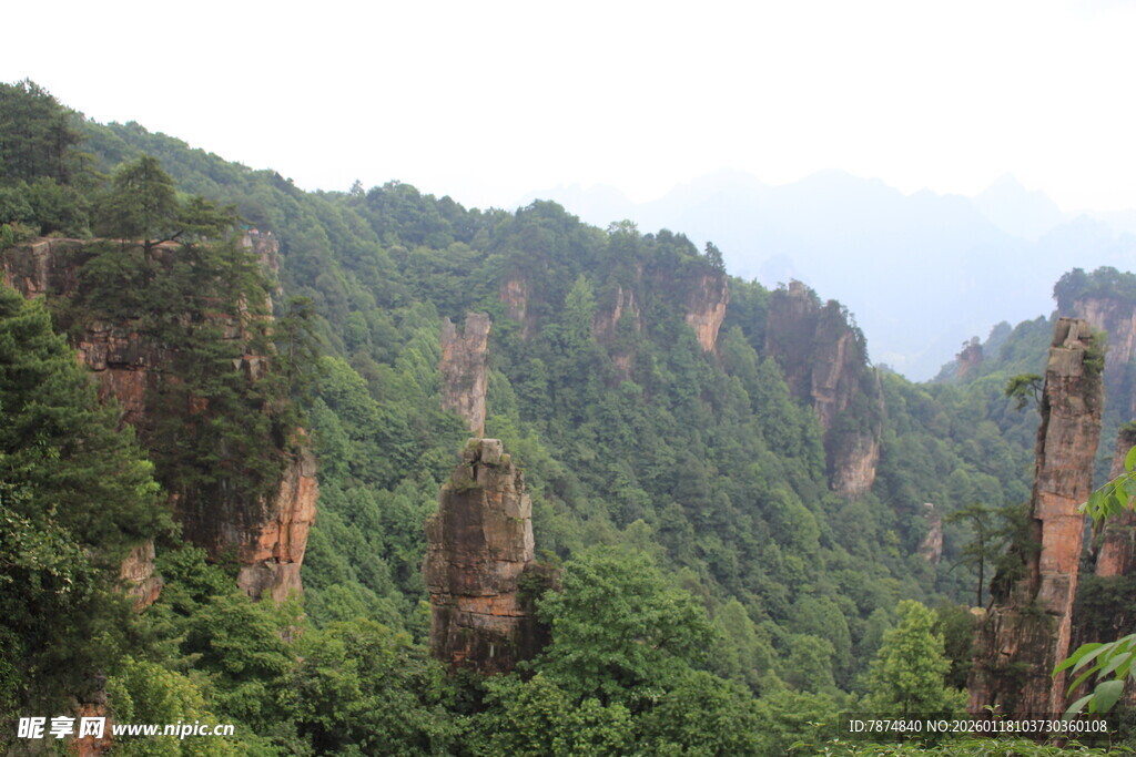 奇峰林立的壮美山峦景观