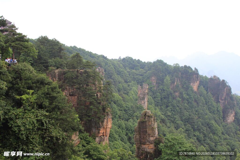 奇峰耸立的翠绿山峦
