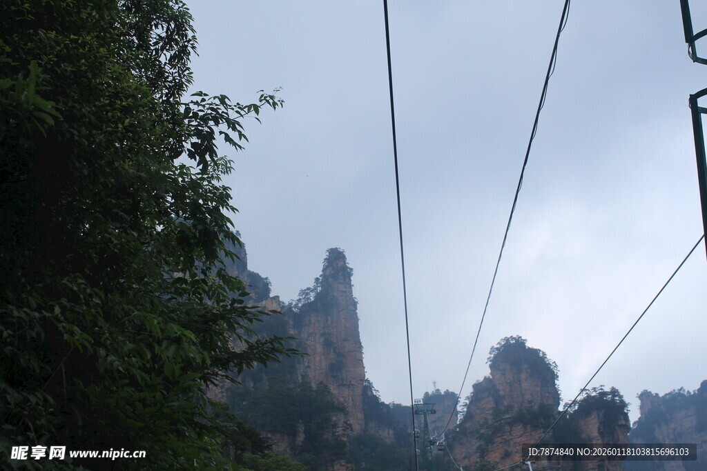 云雾缭绕的壮丽山峰景观