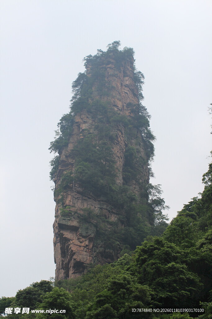 奇峰耸立绿意环绕的山峦