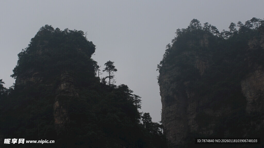 云雾中巍峨的奇特山峰