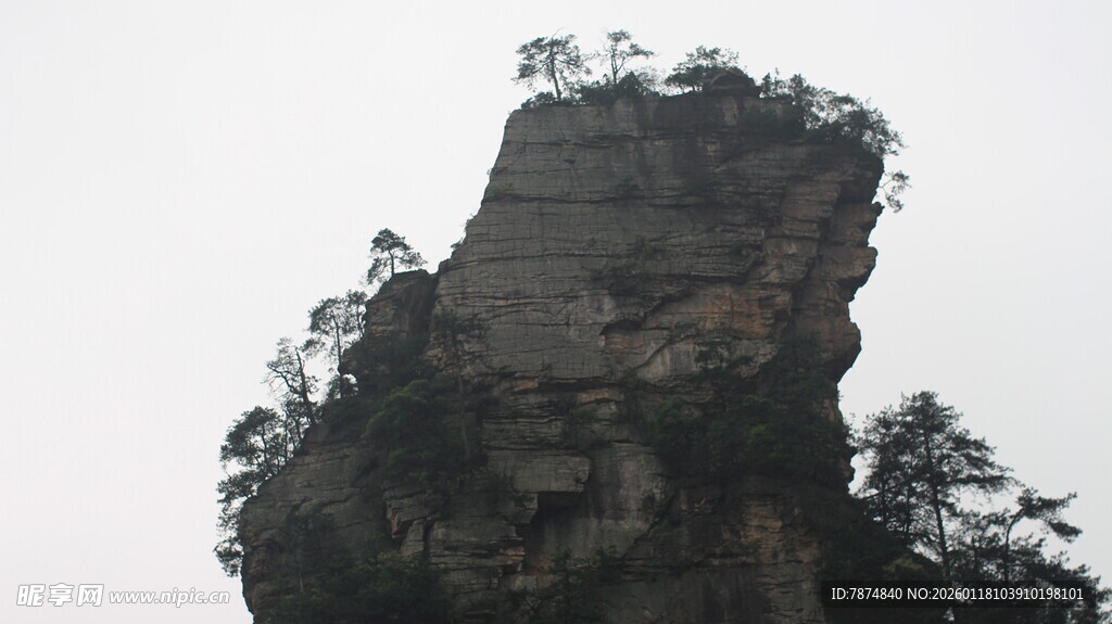 奇峰耸立