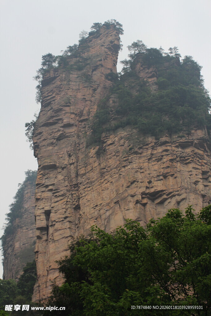 奇峰耸立的壮丽山景