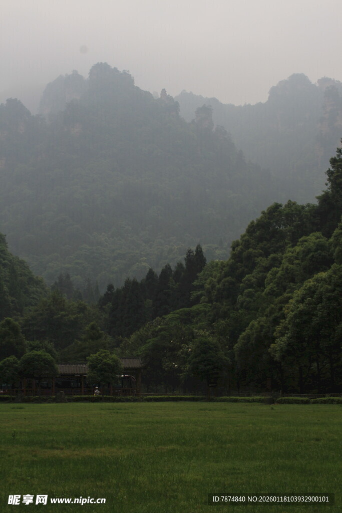 山间绿野 朦胧美景如画