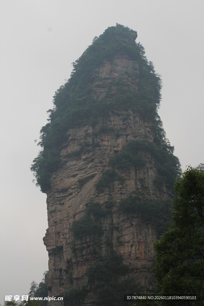 奇峰耸立 绿意盎然的山峦
