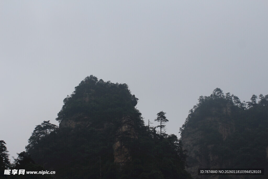 云雾中的奇特山峰景观