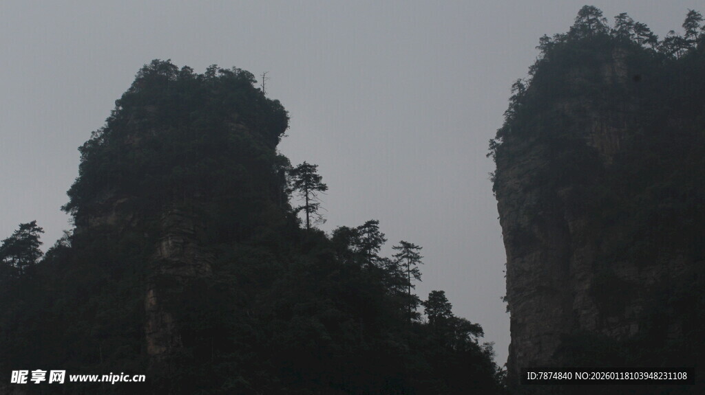 奇峰耸立的壮丽山景