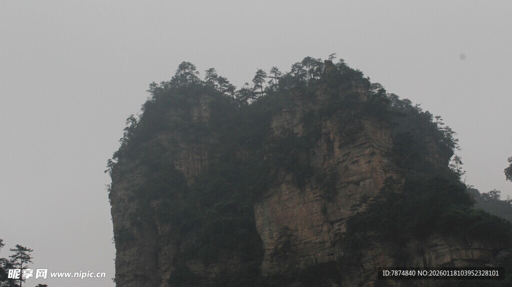 云雾缭绕的险峻山峰