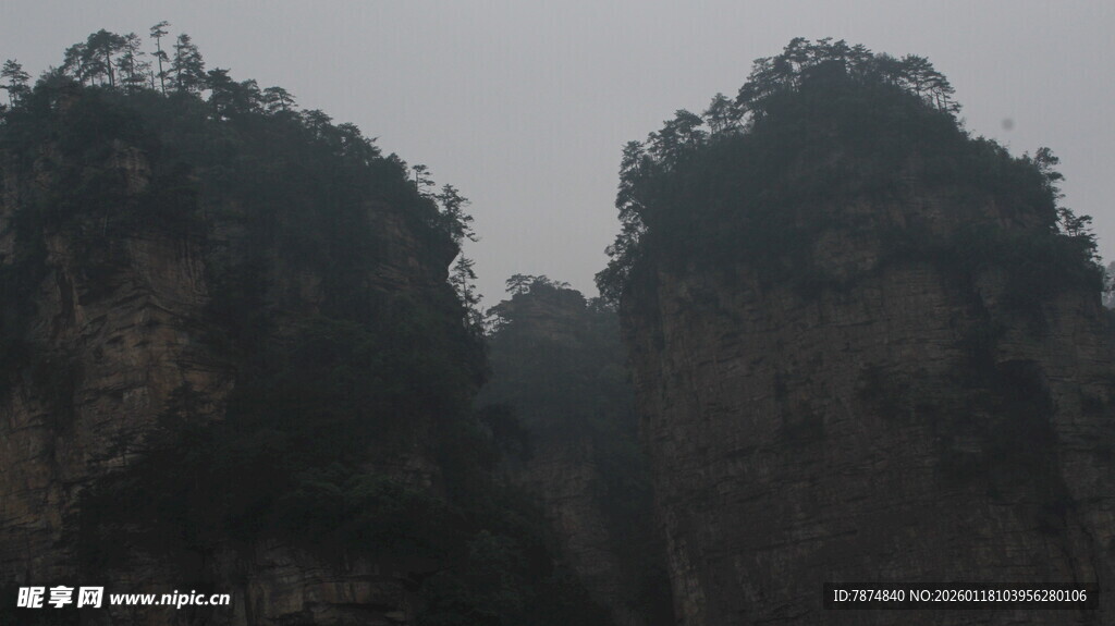 云雾缭绕的壮丽山峰