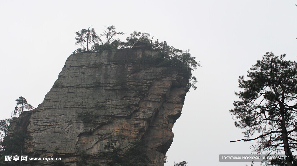 孤峰耸立的壮丽自然景观