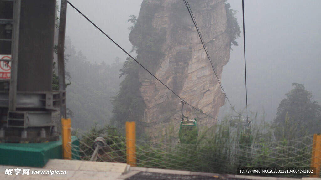 山间栈道旁的巍峨奇峰