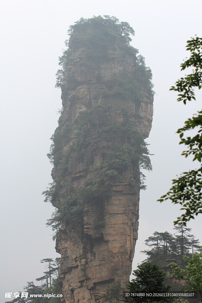 奇峰耸立的壮观自然景观