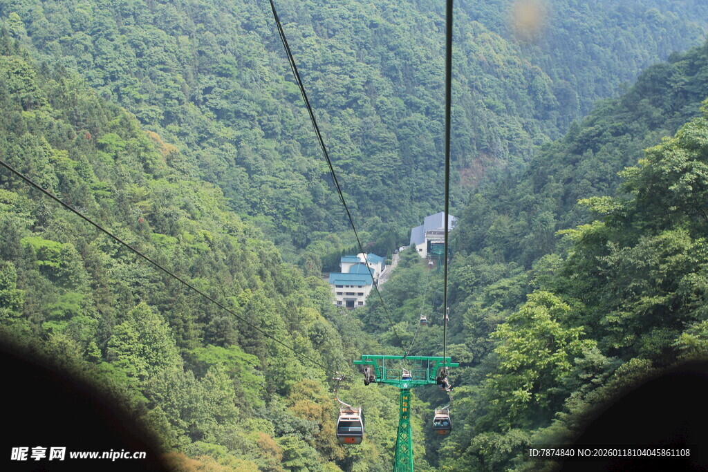 乘缆车赏山间翠绿美景