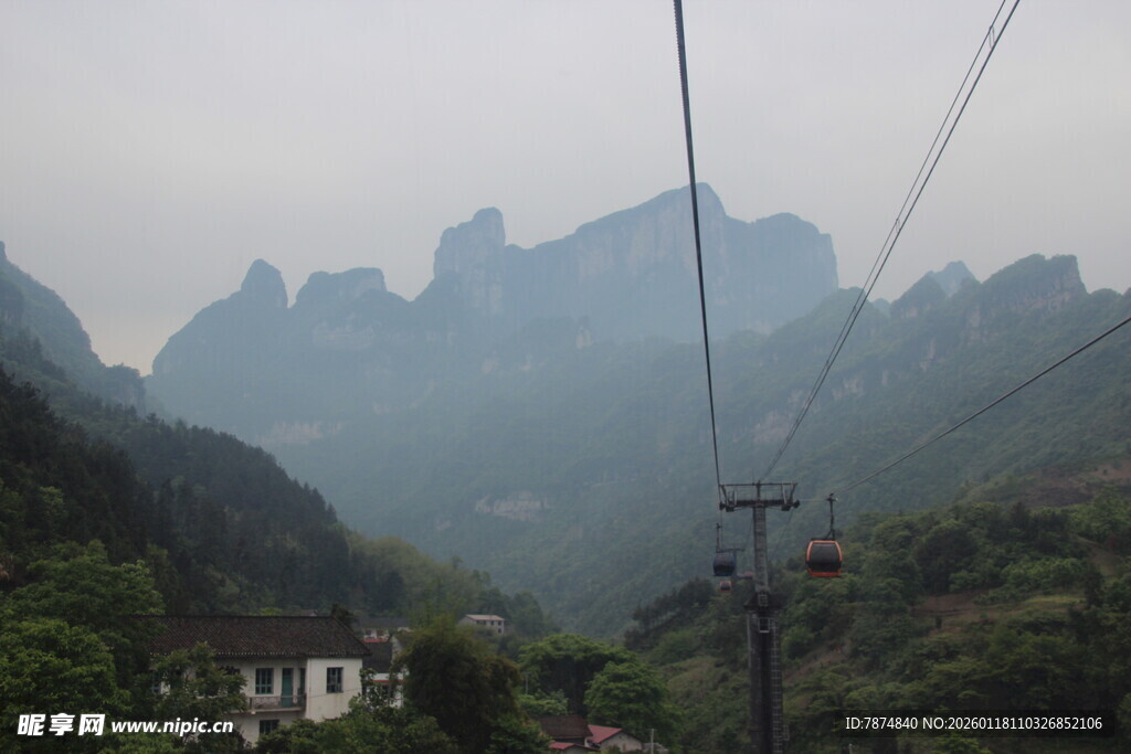 山间美景 云雾缭绕的山峦