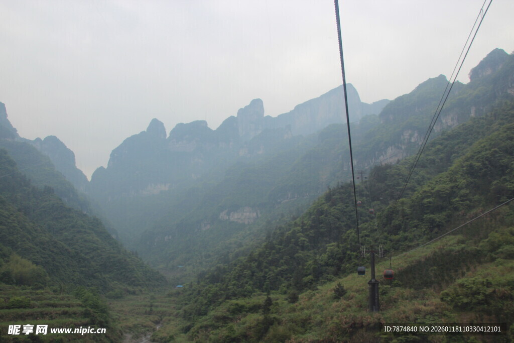 山间美景 云雾缭绕的山谷