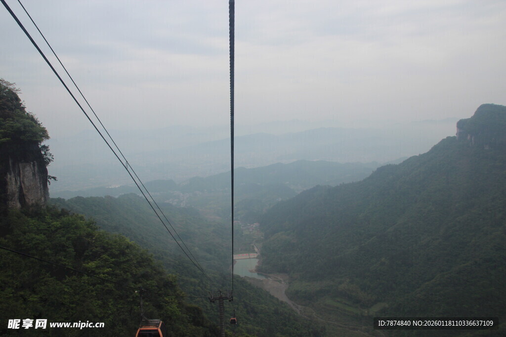 山间索道景色