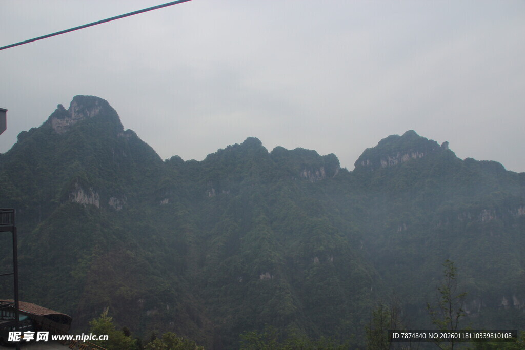 山间云雾缭绕的朦胧景致