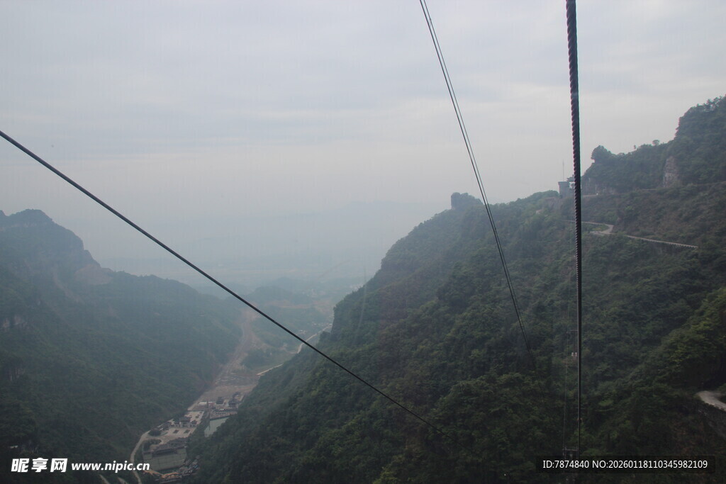 高空缆车穿梭于山峦之间