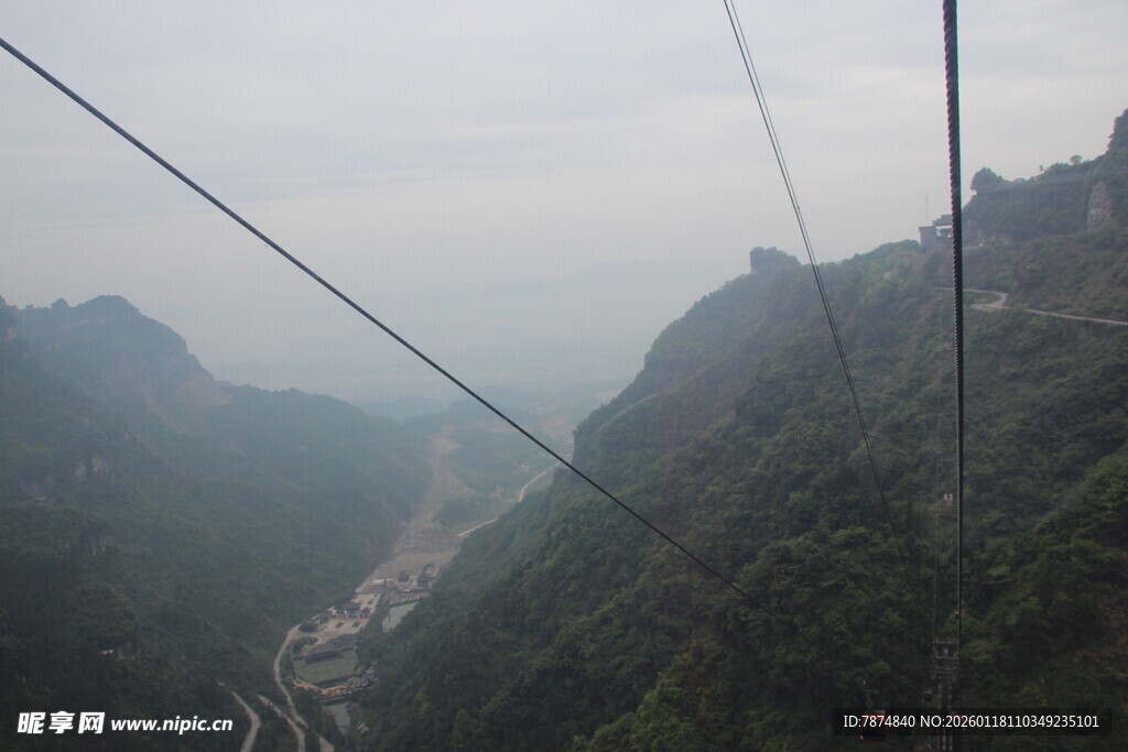 山间索道穿行于壮丽山峦
