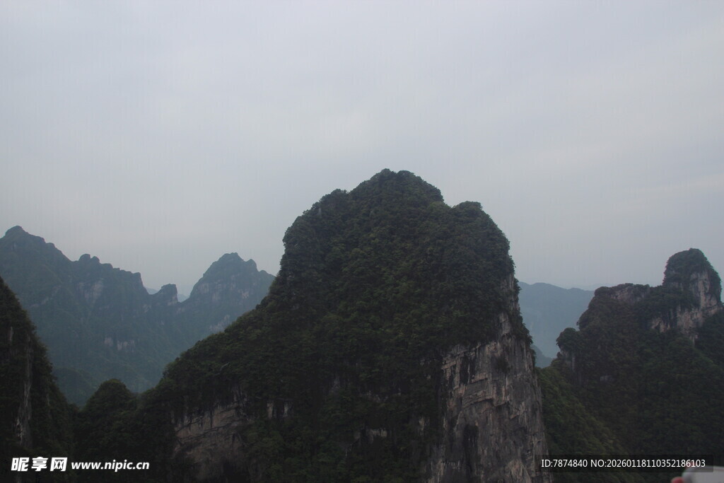 壮丽山峦景观