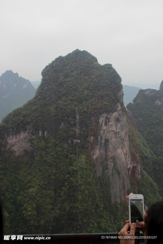 游客拍摄秀丽山峰景色