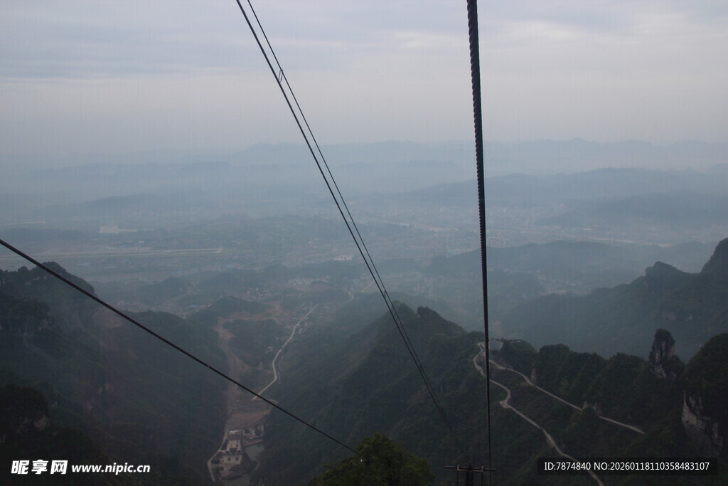 高空缆车俯瞰山间美景