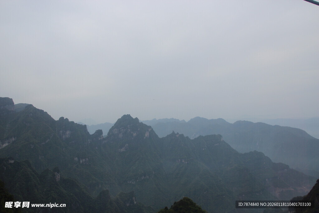 云雾缭绕的连绵山峦