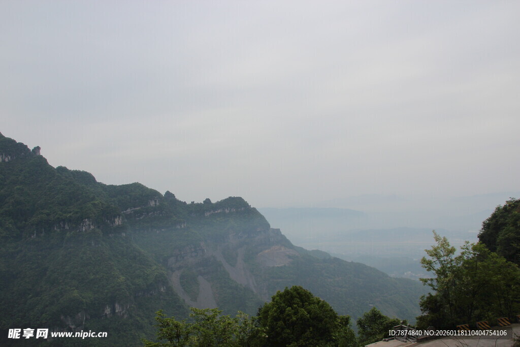山峦云雾间的自然景致