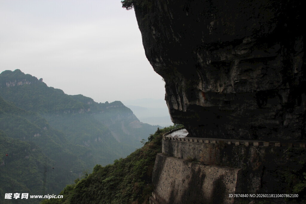 悬崖边的险峻公路