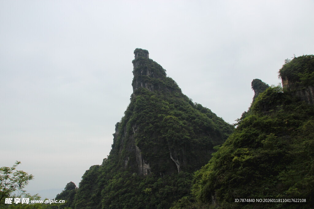 峻峭山峰覆满翠绿植被