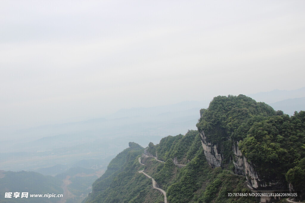 山峦叠翠间的蜿蜒山路