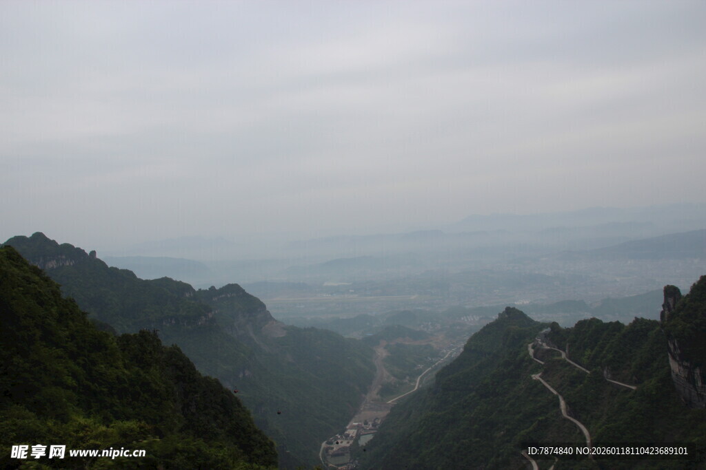 山峦云雾间的壮美景色