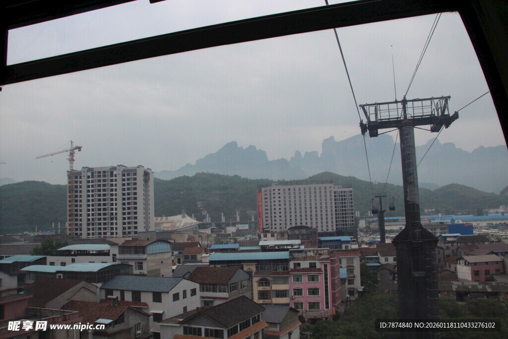 俯瞰山间城镇与缆车景观