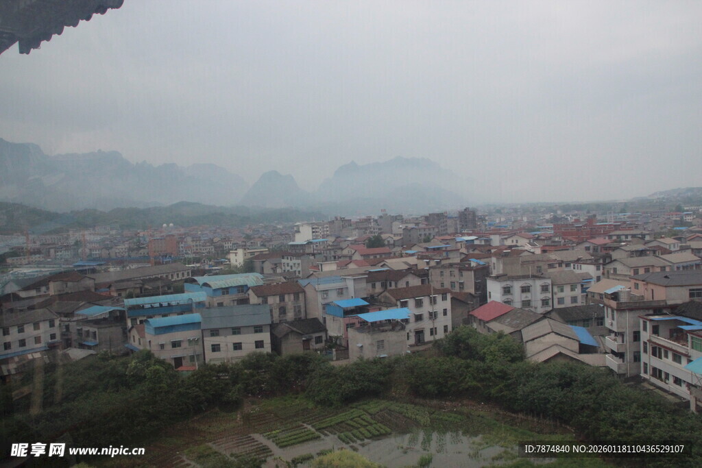 俯瞰山间城镇景色