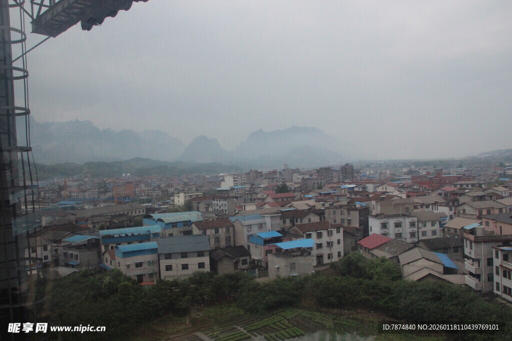 俯瞰山间城镇建筑景观