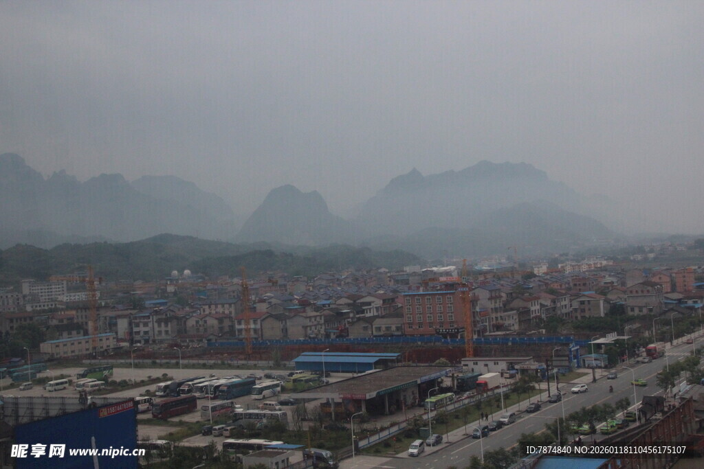 雾中城镇与远山景观