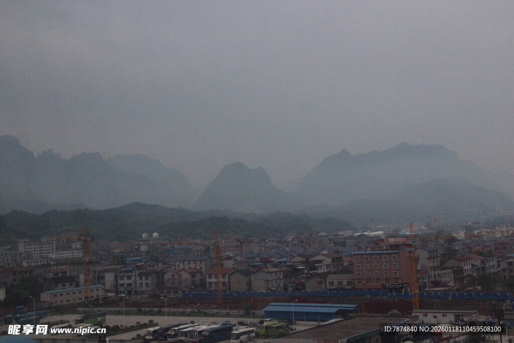 雾中城镇与远山景色