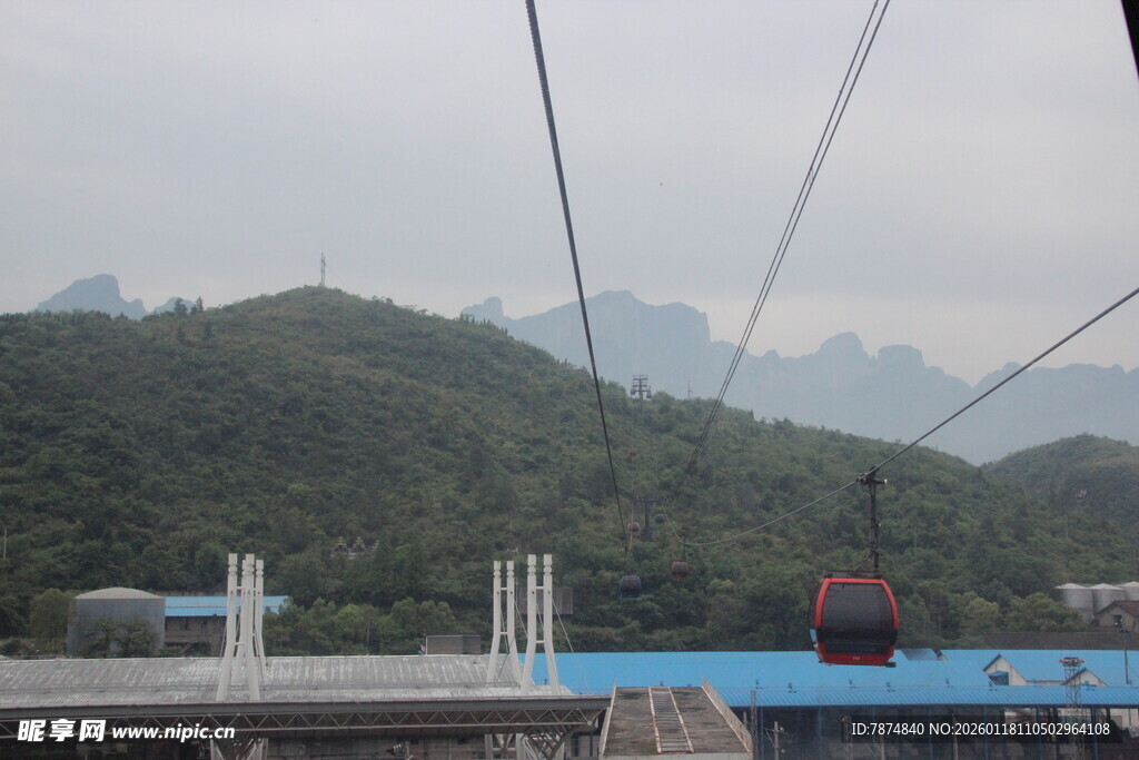山间缆车穿行于秀丽风景中