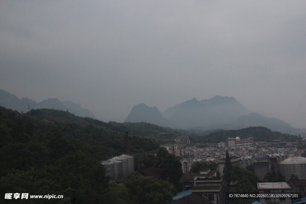 山间城镇远景