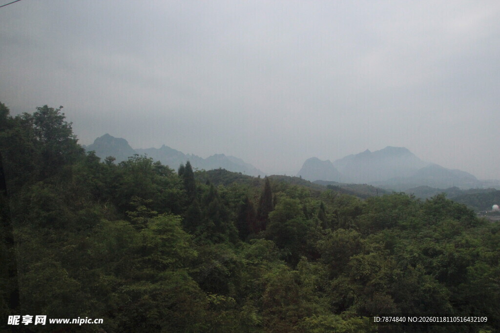 山林间的朦胧远景