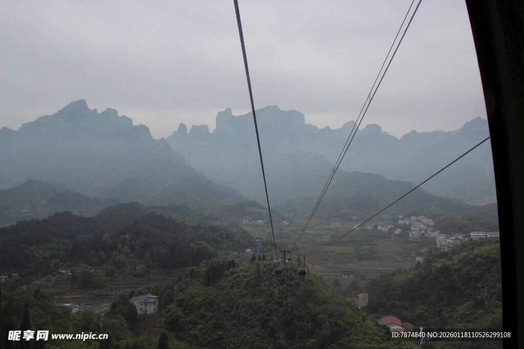 缆车视角下的山峦美景